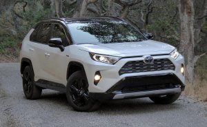 2019-toyota-rav4-xse-white-front-quarter[1].jpg