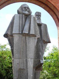 Karl_Marx_and_Friedrich_Engels_statue,_Memento_Park.jpg