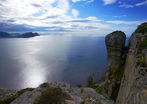 Tussa prøver LOW E6EW9426 - Trollvogga på Runde Nerlandsøy, Svinøya og Stadt bakF USM 8.jpg