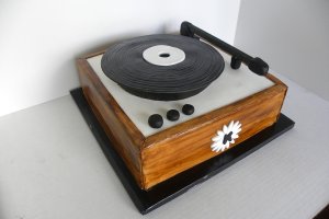 Record player cake.jpg