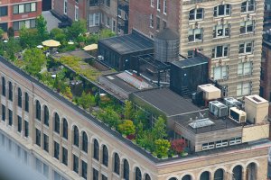 amazing-rooftop-garden-in-ny-city-8-seats-umbrella-ideas.jpg