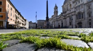 grass-grows-piazza-navona-rome-lockdown.jpg