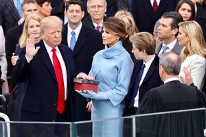 Donald_Trump_swearing_in_ceremony.jpg