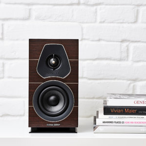 Sonus_Faber_Lumina_I_Wenge_Lifestyle_MC2.jpg