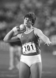 Bundesarchiv_Bild_183-1986-0826-036,_Stuttgart,_Leichtathletik-EM,_Kugelstoßerin_Heidi_Krieger...jpg