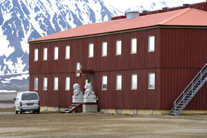 Vriesema-Chinese research station in Svalbard, Spitsbergen, June 2006-Amanda Graham, Flickr.jpg