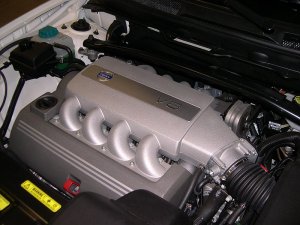 800px-2006_Volvo_XC90_V8_engine.jpg