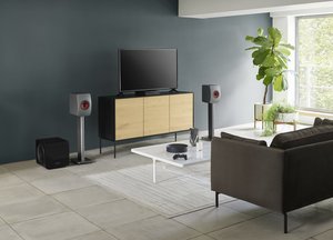 20-KEF-LS50Wireless-II-TitaniumGrey-LivingRoom-S2-GamingSetup-Lifestyle-scaled.jpg